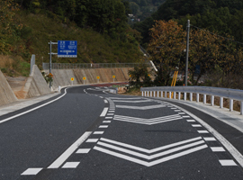 道路標識・道路標示・区画線（多摩トンネル入り口）